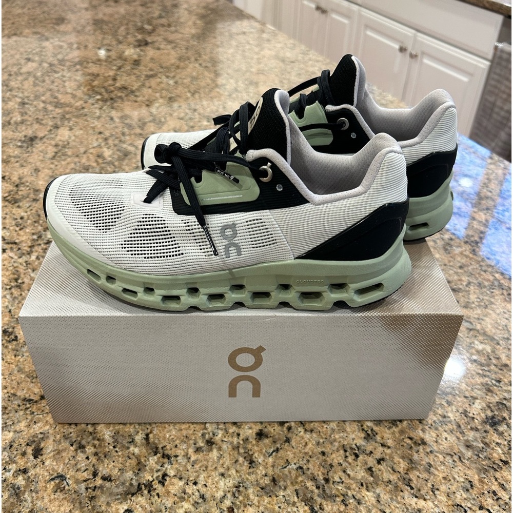ON cloud stratus women’s size 7 white/green/black